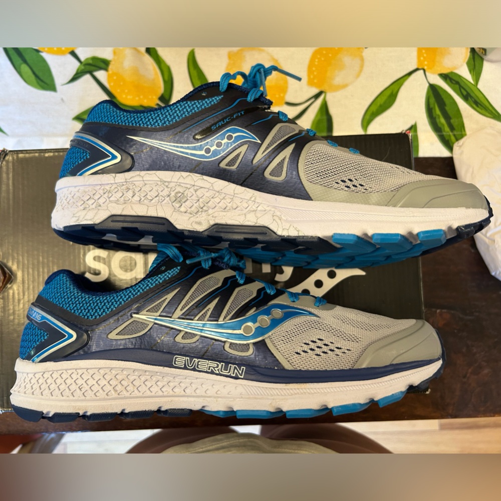 New in box Saucony Omni 16 running shoes size 10